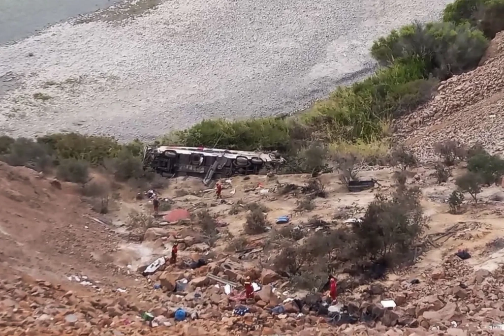 Τραγωδία στο Περού: Τουλάχιστον 37 νεκροί από τροχαίο δυστύχημα με λεωφορείο