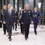 Νίκος Δένδιας: Επτά μέτρα ενίσχυσης για τη στρατιωτική οικογένεια – Το νέο μισθολόγιο – Οι αυξήσεις για Ταγματάρχη και Λοχαγό [παραδείγματα]