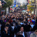Ανοιχτά καταστήματα: Αγορές σε εορταστικό κλίμα, «πλημμύρισε» η Ερμού – Τι ώρα κατεβαίνουν τα ρολά [εικόνες-βίντεο]