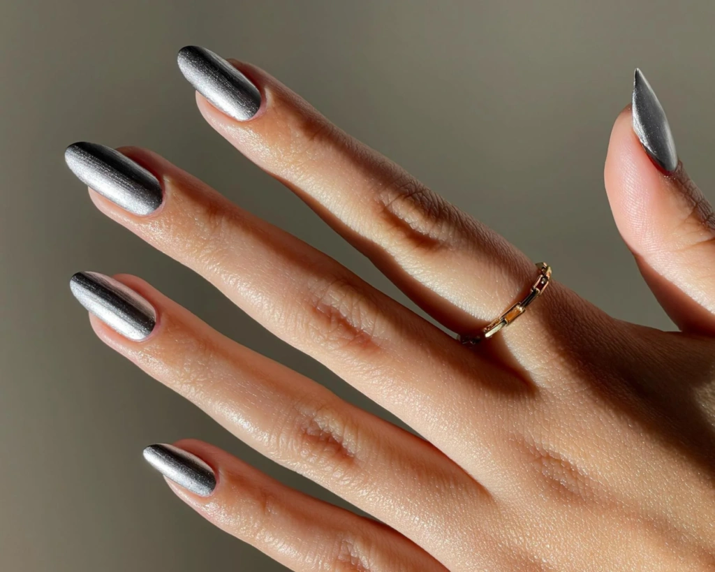 Silver Nails: το απρόσμενο neutral μανικιούρ του TikTok
