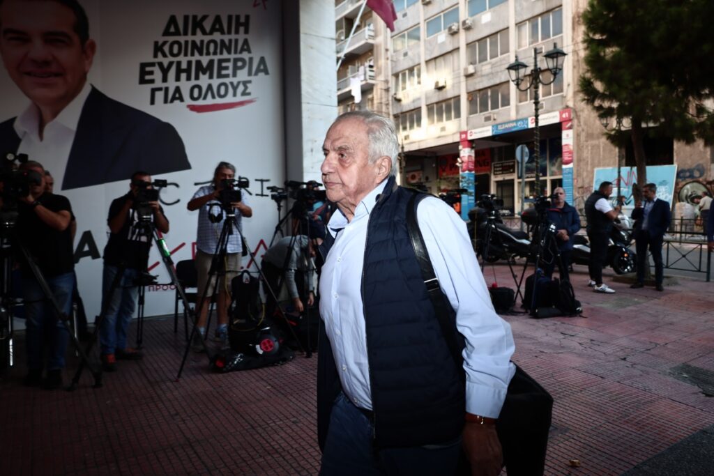 Αλέκος Φραμπουράρης: Συγγενείς, φίλοι και σύντροφοι στο τελευταίο αντίο του πρώην Υπουργού [Εικόνες-