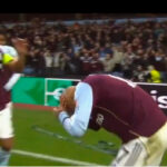 Σοκ στην Άστον Βίλα: Ο Ντόνιελ Μάλεν χτυπήθηκε στο κεφάλι από αντικείμενο που εκτοξεύτηκε από τους οπαδούς – Διακόπηκε ο αγώνας (βίντεο)