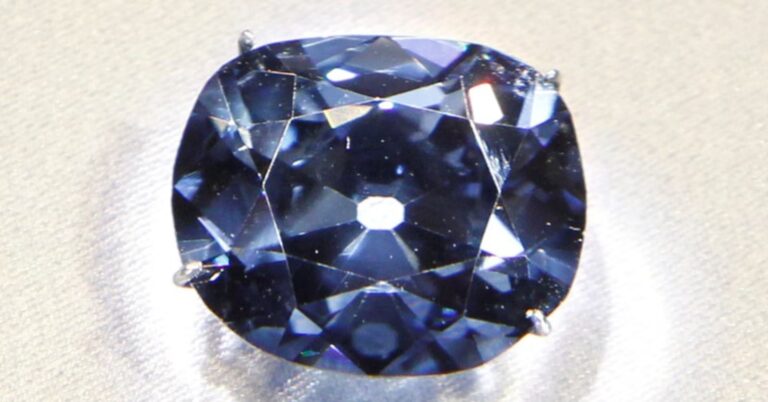 Mellon Blue: Το σπάνιο μπλε διαμάντι 9,5 καρατίων πουλήθηκε στη Γενεύη – Κόστισε πάνω από 25 εκατομμύρια δολάρια
