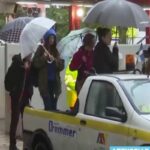 Μοσχάτο: Μετέφεραν σε καρότσα αγροτικού το κόσμο που ήθελε να περάσει τον δρόμο για τον σταθμό του ΗΣΑΠ – «Φούσκωσε» ο Κηφισός [Βίντεο]