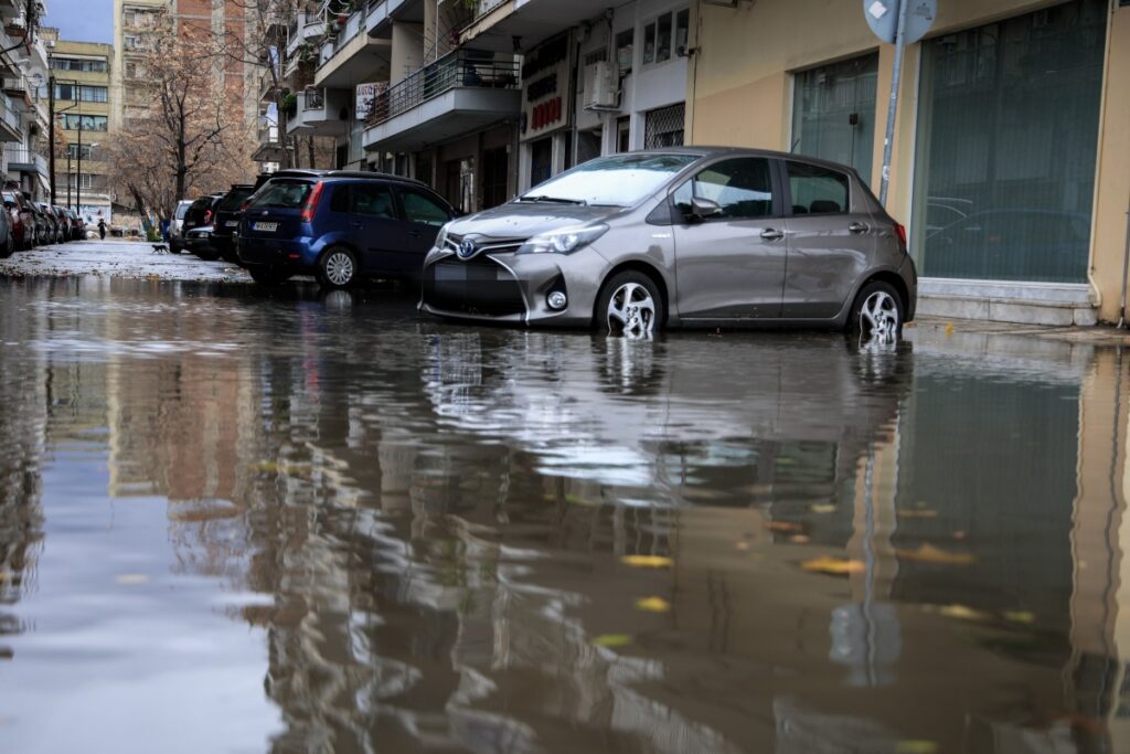 Θεσσαλονίκη: Πλημμύρισαν δρόμοι στο κέντρο της πόλης από την έντονη βροχόπτωση [Βίντεο]