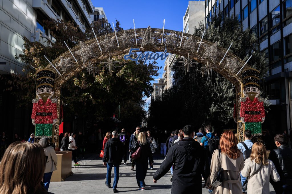 Eορταστικό ωράριο 2025: Ανοιχτά σήμερα καταστήματα και σούπερ μάρκετ – Οι ώρες λειτουργίας