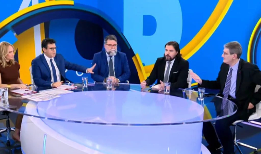 «Είστε σαλτιμπάγκος» – «Παρακαλάτε τον Τσίπρα στα τέσσερα να σας πάρει» – Χαμός on air ανάμεσα σε Γιαννούλη και Παππά [βίντεο]
