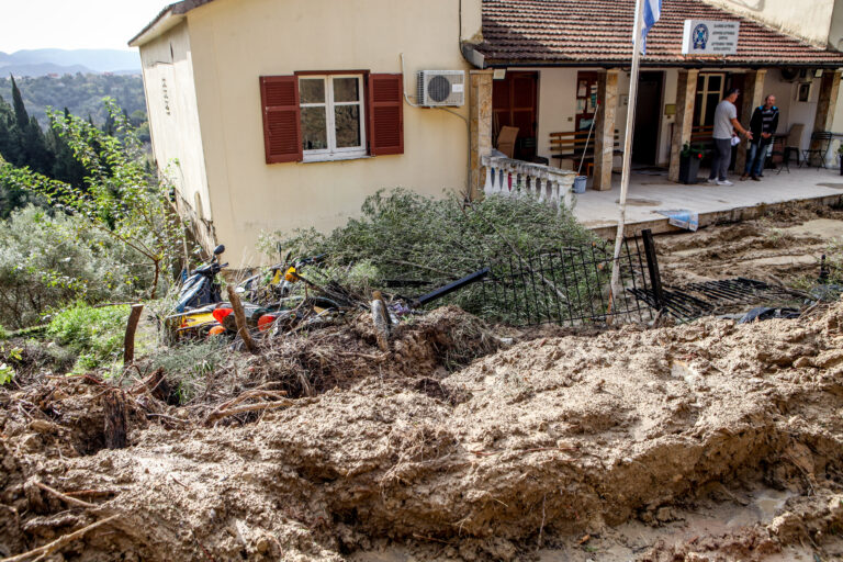 Κακοκαιρία στη Δυτική Ελλάδα: Πλημμύρες, κατολισθήσεις, αποκλεισμένα χωριά και συνεχείς επιχειρήσεις διάσωσης