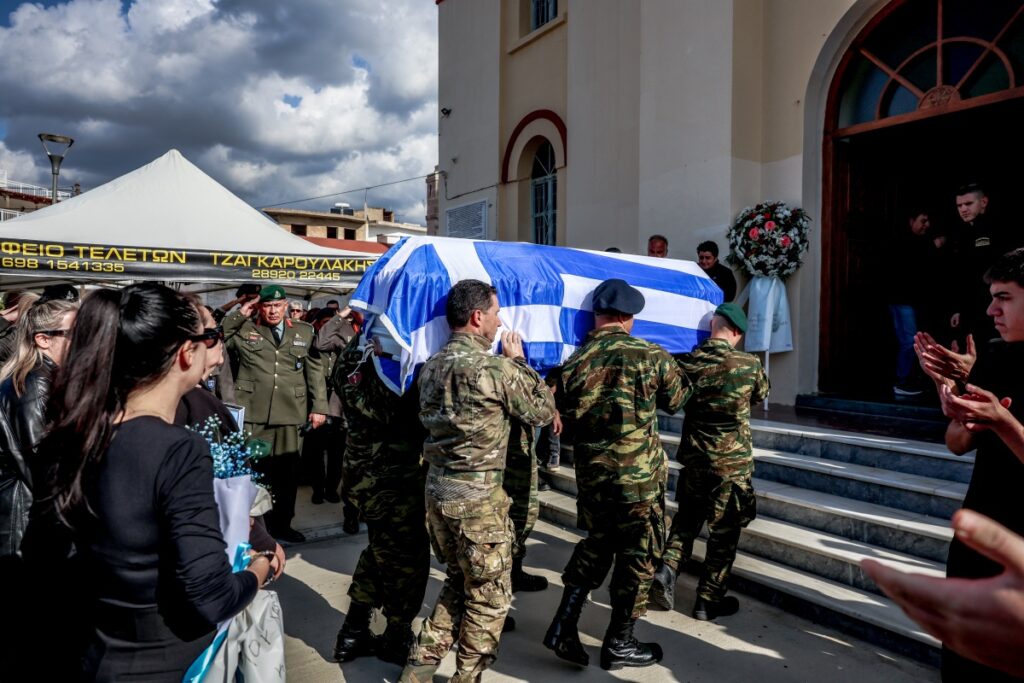 Κρήτη: Οδύνη στην κηδεία του 19χρονου που σκοτώθηκε στο πεδίο βολής στη Ρόδο – «Αντίο» με λευκ