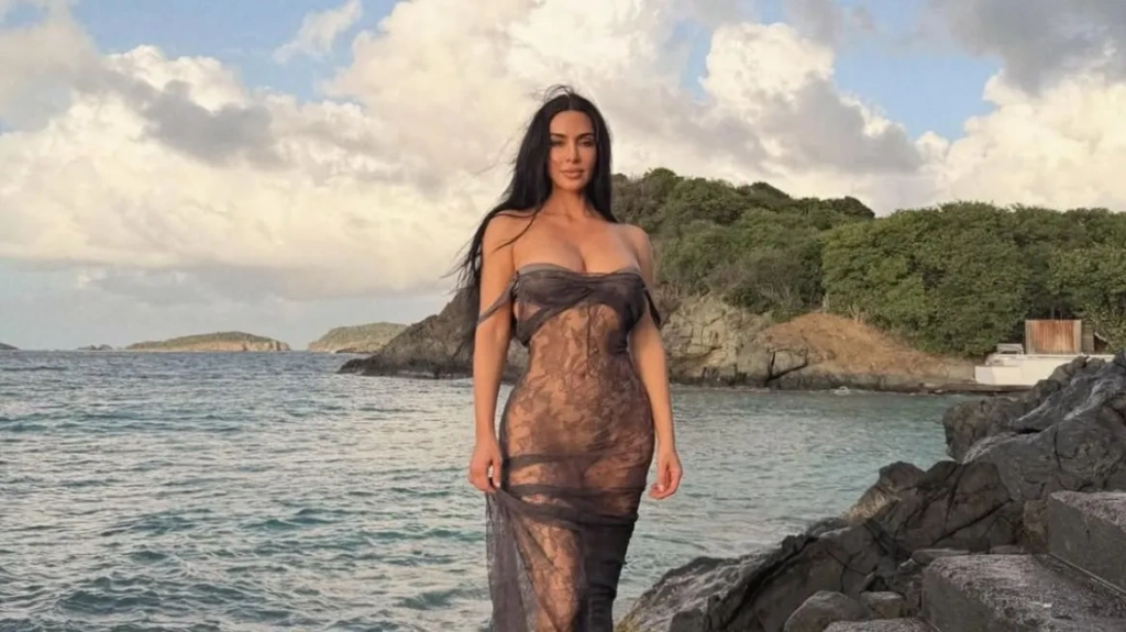 Κιμ Καρντάσιαν: Ποζάρει με διαφανές φόρεμα στη θάλασσα και φέρνει το…καλοκαίρι