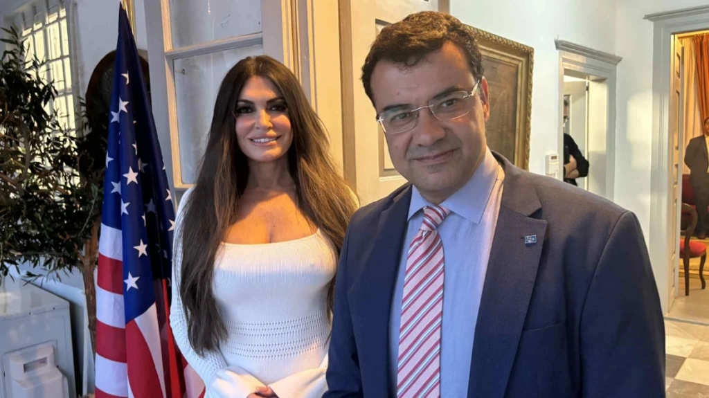 Στην Ύδρα η Κίμπερλι Γκιλφόιλ – Τιμήθηκε με μετάλλιο του Δήμου
