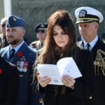 Κίμπερλι Γκίλφοϊλ: Κατέθεσε στεφάνι στο μνημείο πεσόντων των δύο Παγκοσμίων Πολέμων [εικόνες]