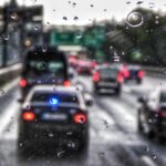 Οδήγηση στη βροχή: Οι απαράβατοι κανόνες που πρέπει να ξέρεις