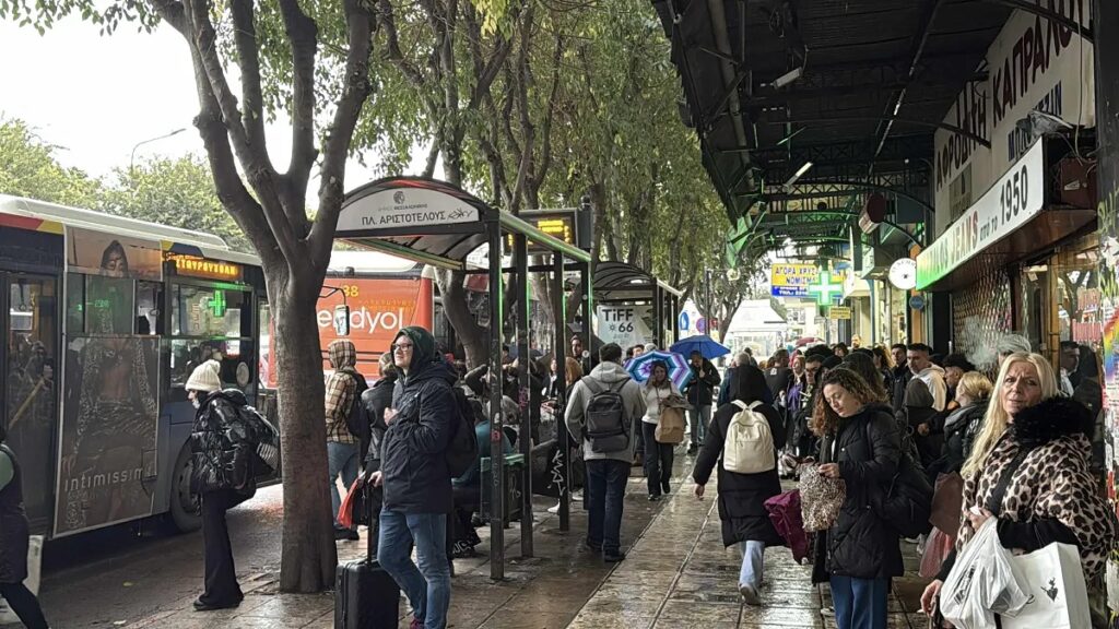 Θεσσαλονίκη: Γεμάτες με κόσμο οι στάσεις αστικών μετά το κλείσιμο του μετρό