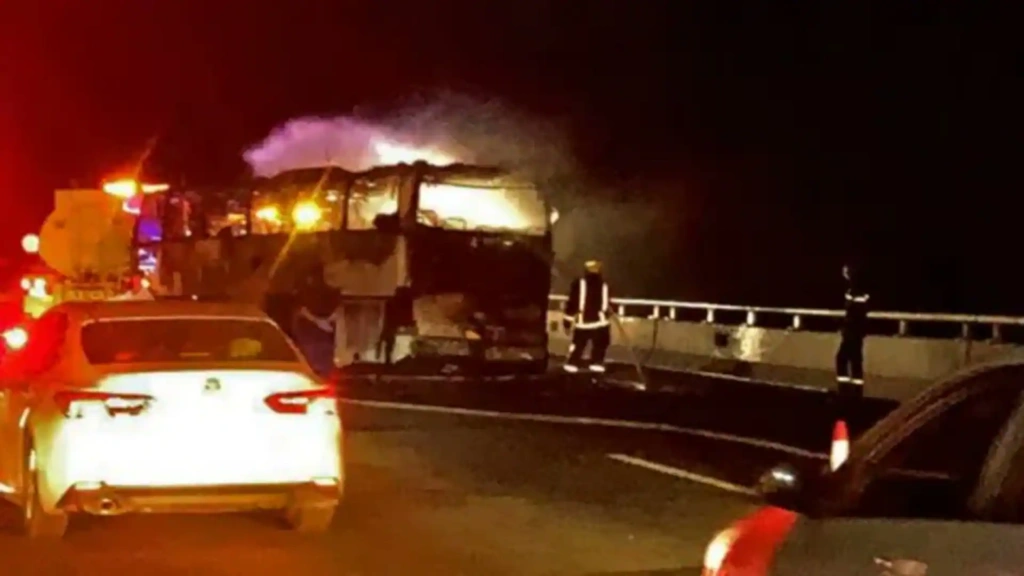 Φρίκη στη Σαουδική Αραβία: Λεωφορείο με προσκυνητές τυλίχθηκε στις φλόγες μετά από σύγκρουση με βυτιοφόρο – 45 νεκροί – Μόνο ένας επιζών