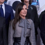 Η Βασίλισσα Λετίθια προκαλεί θαυμασμό με το ημιδιάφανο πουκάμισο και τη δερμάτινη φούστα