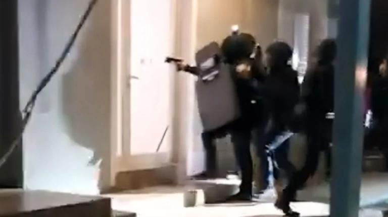 Κύκλωμα Ρομά: Βίντεο ντοκουμέντο από την επιχείρηση της ΕΛΑΣ – Προσποιούταν τεχνικούς της ΔΕΔΔΗΕ και λογιστές με λεία πάνω από 7 εκατ. ευρώ