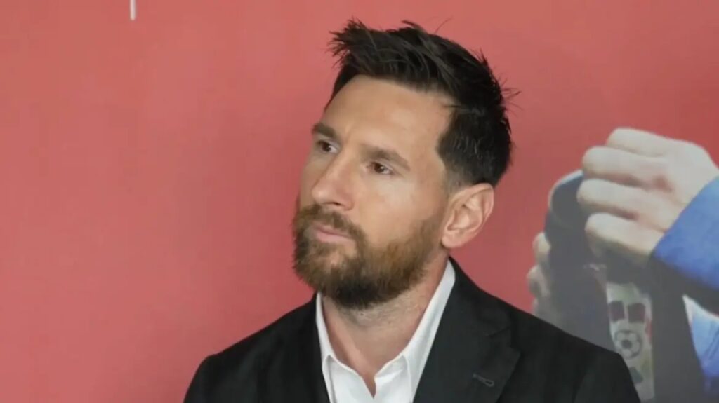 Δάκρυσε ο Μέσι σε βράβευσή του: «Ήθελα να περάσω ολόκληρη την καριέρα μου στην Μπαρτσελόνα»