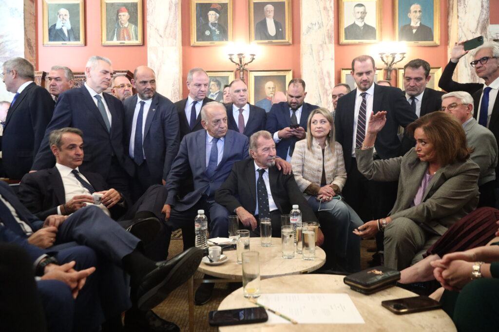 Το σούβλισμα το 2027, οι μπαλωθιές, τα ρεβύθια και οι κολλημένες βελόνες – Τι είπε ο Μητσοτάκη