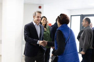 Μητσοτάκης στο νέο ΚΕΠΑ Πειραιά: Τελειώνει ο παραλογισμός των επαναπιστοποιήσεων