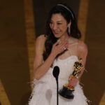 Μισέλ Γιο: Με αποκαλυπτικό ξανθό καρέ στο κόκκινο χαλί της πρεμιέρας του Wicked For Good στη Σιγκαπούρη