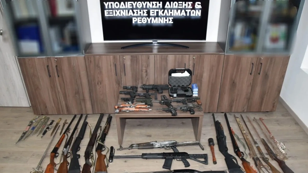 Ρέθυμνο: Είχαν μετατρέψει το σπίτι τους σε οπλοστάσιο – Χειροπέδες σε 5 άτομα