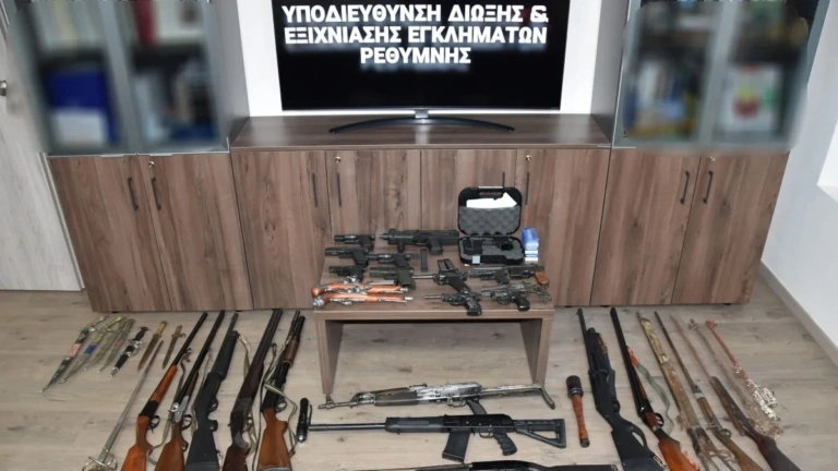 Ρέθυμνο: Είχαν μετατρέψει το σπίτι τους σε οπλοστάσιο – Χειροπέδες σε 5 άτομα