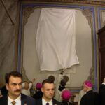 Τουρκία: Viral περιστατικό με τον Πάπα – Δυσκολεύτηκε να αποκαλύψει μαρμάρινη πλάκα [βίντεο]