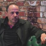 Ρήγας: Αποκάλυψε γιατί βάζει τραγουδιστές σε σειρές του – Η αποστροφή στο reunion & το μεγάλο πάθος του