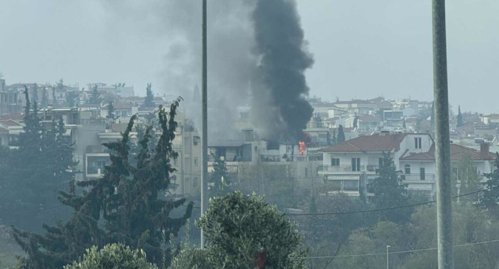 Θεσσαλονίκη: Φωτιά σε διαμέρισμα – Μεγάλη κινητοποίηση της Πυροσβεστικής