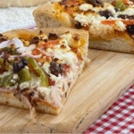 Αφράτη πίτσα ταψιού που θα λατρέψετε – Η τέλεια επιλογή για το Σαββατοκύριακο