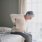 Πρωινή δυσκαμψία: Οταν η οστεοαρθρίτιδα σε καθηλώνει στο κρεβάτι