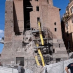 Ρώμη: Αρκετοί τραυματίες απο την κατάρρευση πύργου δίπλα στο Κολοσσαίο – Βίντεο απο τη στιγμή της πτώσης [εικόνες – βίντεο]