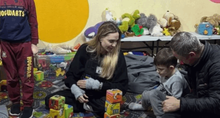 Αντζελίνα Τζολί: Η απρόσμενη εμφάνιση της στη Χερσώνα της Ουκρανίας [εικόνες – βίντεο]