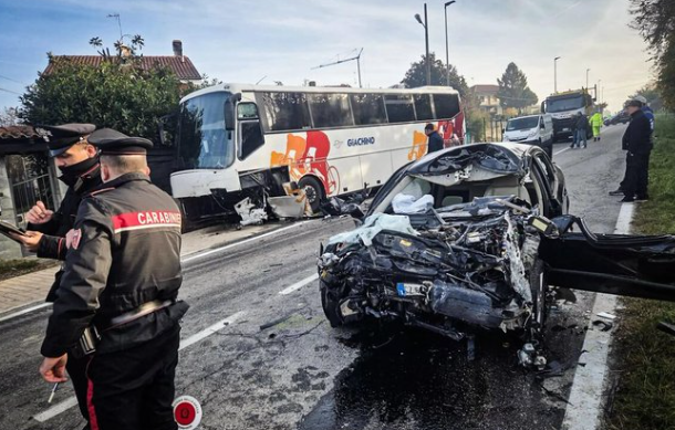 Θανατηφόρο τροχαίο στο Αρνιάνο του Τορίνο: Σχολικό λεωφορείο συγκρούστηκε με Ι.Χ. – Ένας νεκρός και 22 μαθητές τραυματίες