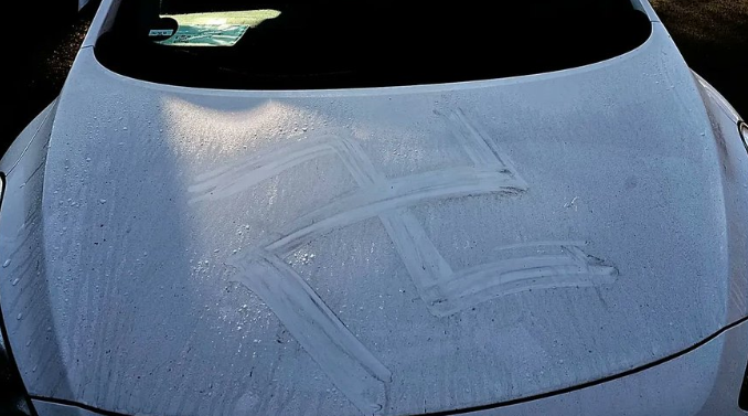 Γερμανία: Εντόπισαν σβάστικες ζωγραφισμένες… με αίμα σε αυτοκίνητα και τοίχους σπιτιών