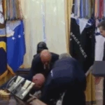 Πανικός στον Λευκό Οίκο: Στέλεχος της Novo Nordisk σωριάζεται δίπλα στον Τραμπ σε live μετάδοση! [βίντεο]