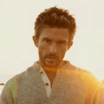 Ο Τζόναθαν Μπέιλι ανακηρύχθηκε πιο σέξι άνδρας του 2025 – Τι δήλωσε για την κοινότητα