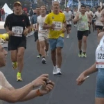 Τερματισμός με… δαχτυλίδι: Η πρόταση γάμου των 10 χλμ. στο Παναθηναϊκό Στάδιο [βίντεο]