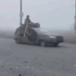 Ρωσικές δυνάμεις εισβάλλουν σε ουκρανική πόλη σαν σκηνή από «Mad Max» μέσα σε ομίχλη και ερείπια [εικόνες – βίντεο]