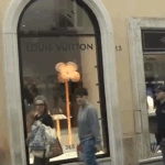 Κινηματογραφική ληστεία στη Ρώμη: Έριξαν όχημα στη βιτρίνα της Louis Vuitton και αρπάξαν δεκάδες τσάντες