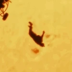 «Η πτώση του Ίκαρου»: Αλεξιπτωτιστής αιωρείται μπροστά από τον ήλιο