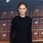 Η Νάταλι Πόρτμαν με μαύρο μίνι και biker boots στο Παρίσι