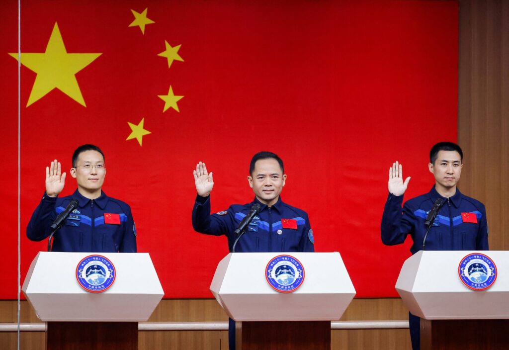 Επέστρεψαν στη Γη οι τρεις αστροναύτες της Shenzhou-20