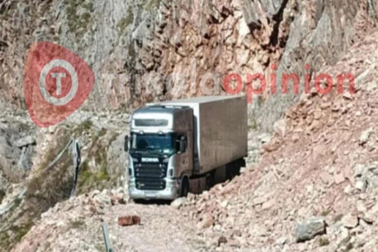 Τρίκαλα: Οδηγός νταλίκας έστριψε λάθος και εγκλωβίστηκε σε χωματόδρομο [Εικόνες]