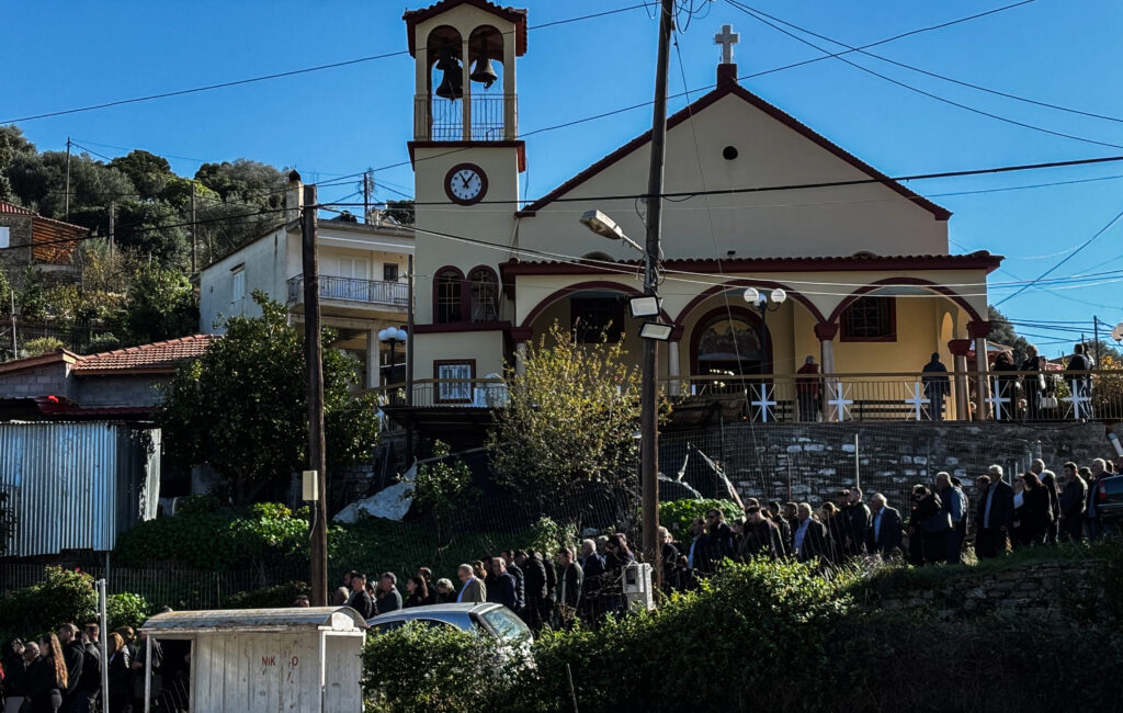 Αχαΐα: Ράγισαν καρδιές στην κηδεία του 3χρονου Ανδρέα – «Πού είσαι αγάπη μου» φώναζε η μητέρα 