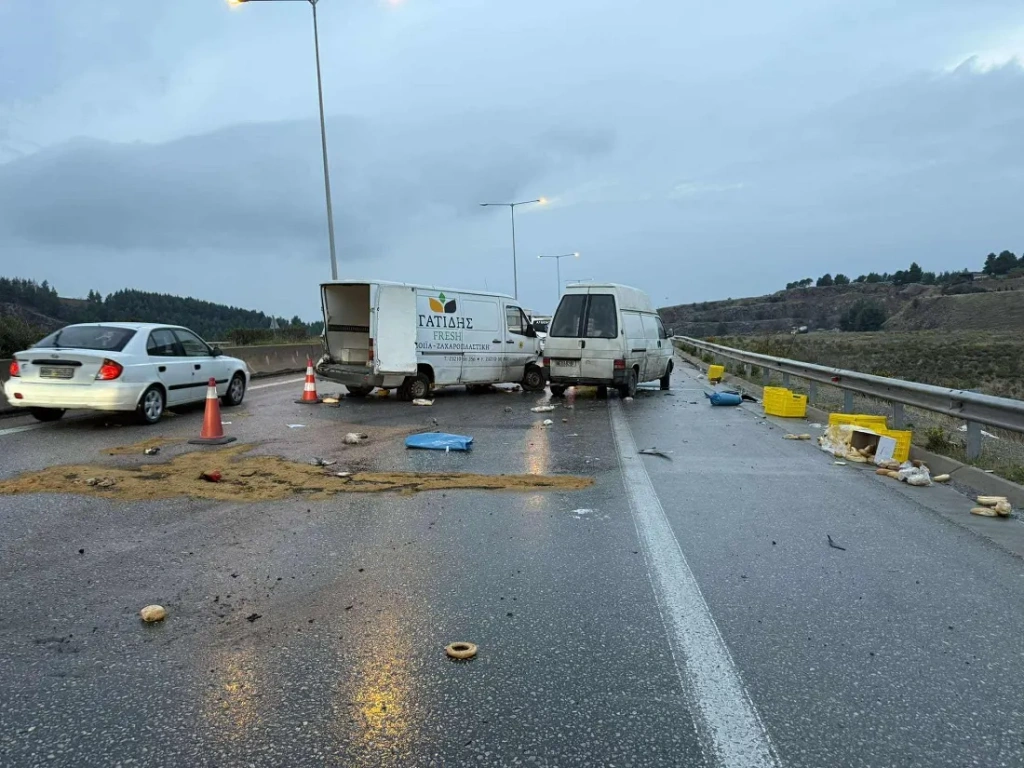 Θεσσαλονίκη: Σύγκρουση ασθενοφόρου με δύο βαν στην Περιφερειακή