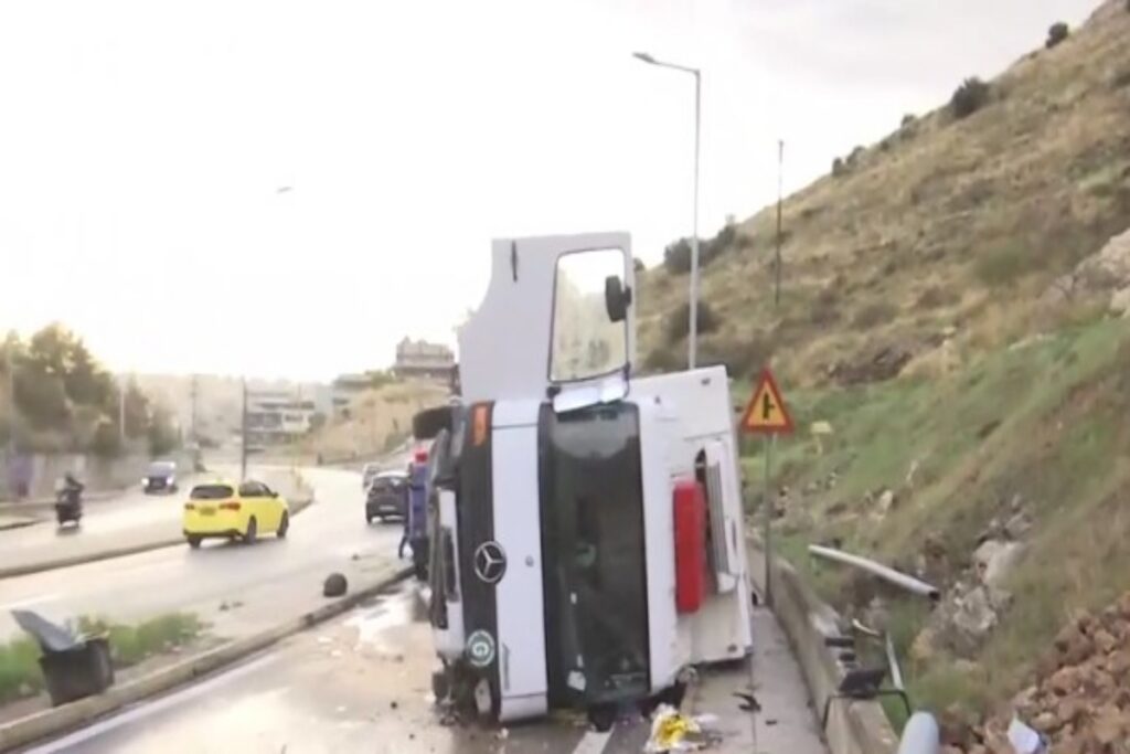 Κερατσίνι: Τροχαίο δυστύχημα με μία 54χρονη νεκρή μετά από ανατροπή φορτηγού [Βίντεο]