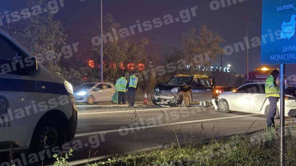 Λάρισα: Μετωπική σύγκρουση αυτοκινήτων με τέσσερις τραυματίες [Εικόνες]