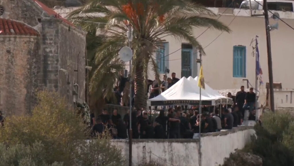 Βορίζια: Σε εξέλιξη η κηδεία του 39χρονου Φανούρη – «Αστακός» το χωριό